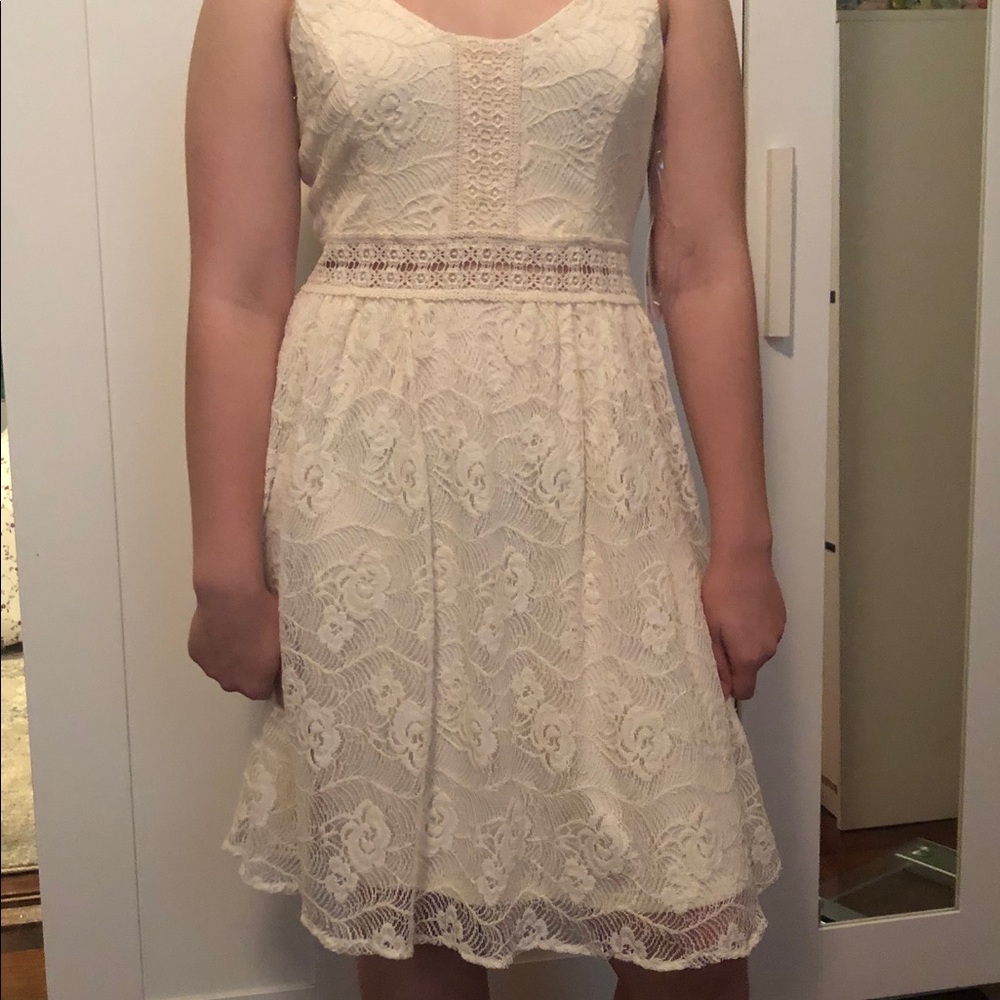 Altair’s State  all over lace dress Sleeves - Picture 2 of 4